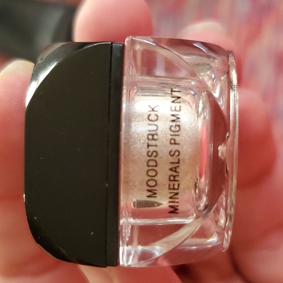 Eyeshadow - Picture 2 of 5